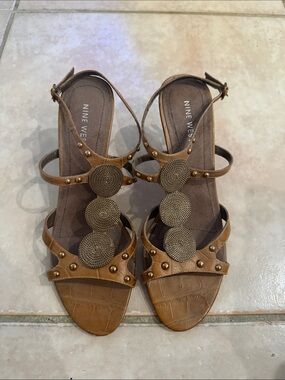 Nine West Tan Brown Leather Studded Medallion Heels size 6 1/2 @@@@